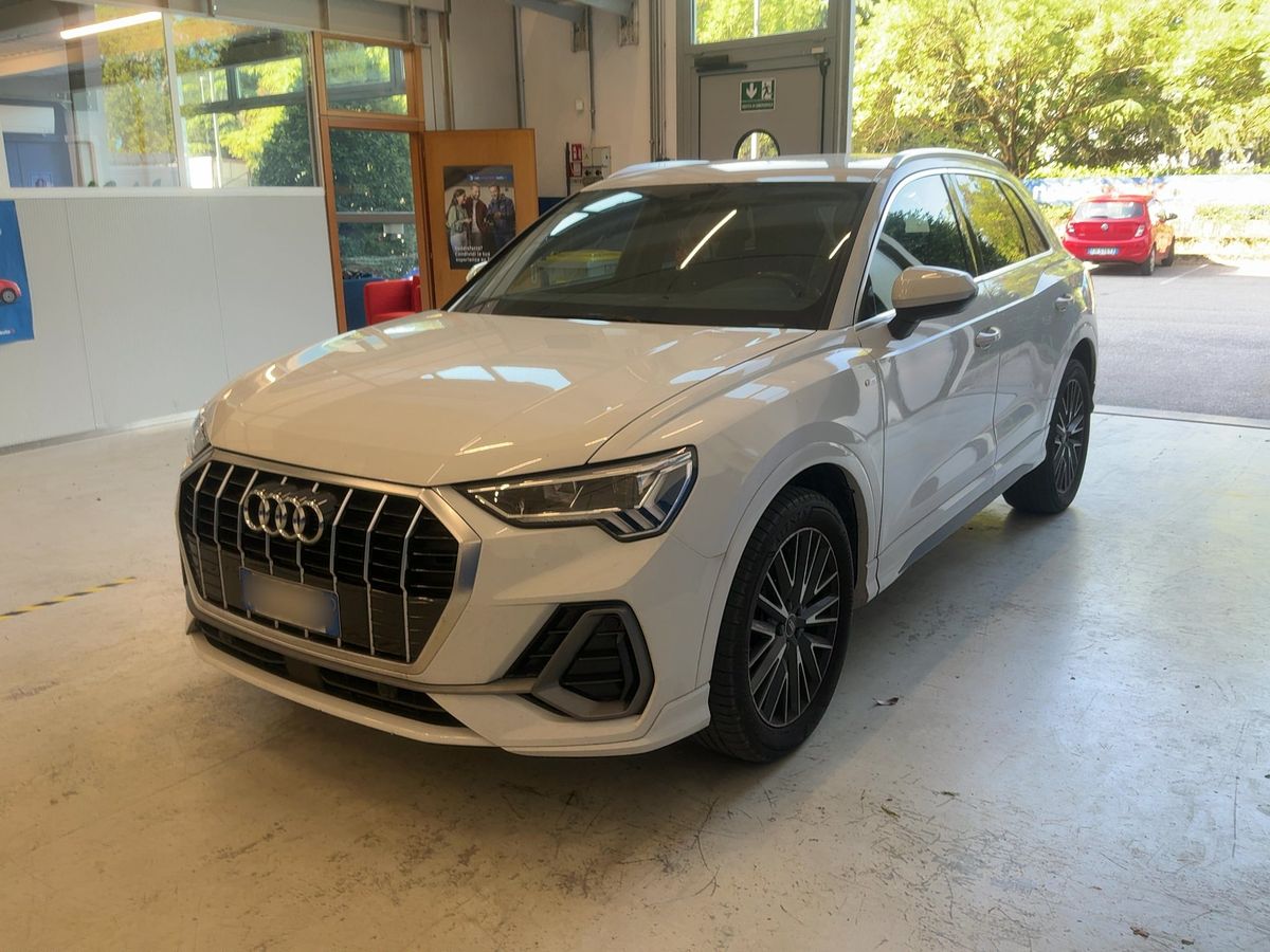 Audi Q3 2022 — photo 1
