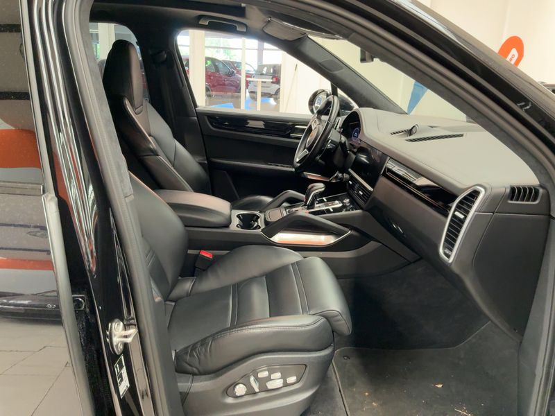 Porsche Cayenne Turbo — zdjęcie 11