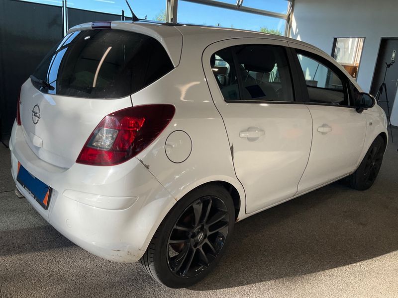 Opel Corsa 1.4 Color Edition 2010 – снимка 2