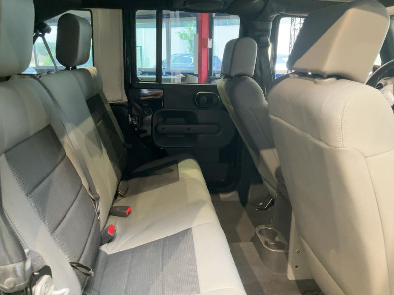 Jeep Wrangler Unlimited 2.8 CRD Sport — zdjęcie 14