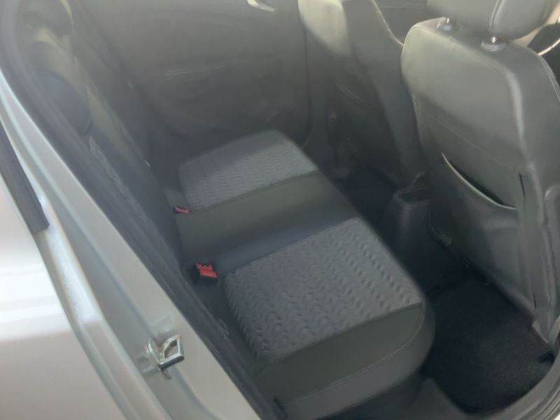 Opel Corsa 1.4 Innovation — zdjęcie 14