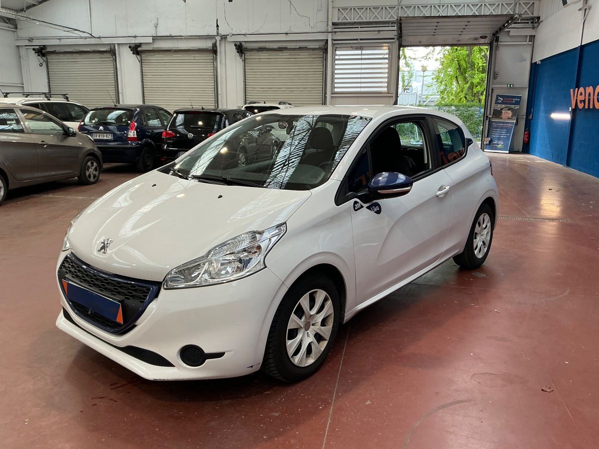 Peugeot 208 2015 — photo 1