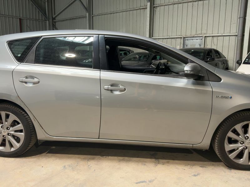 Toyota Auris 1.8 Hybrid Dynamic 2013 – снимка 10