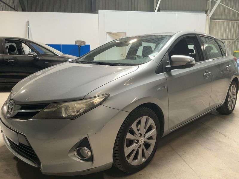 Toyota Auris 1.8 Hybrid Dynamic 2013 – снимка 2