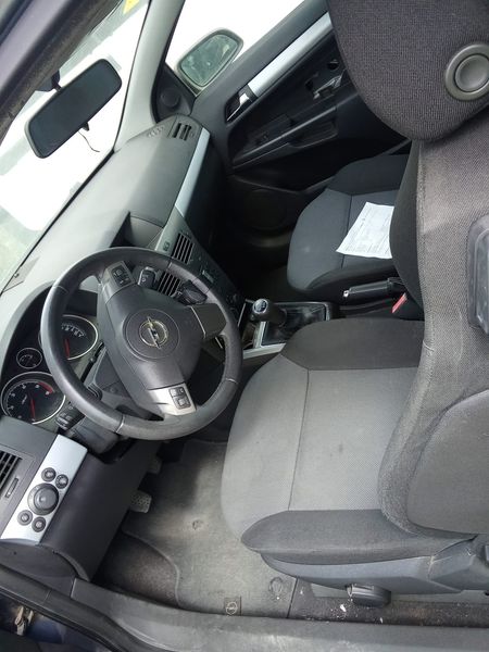 Opel Astra GTC 1.9 CDTI Cosmo — zdjęcie 3