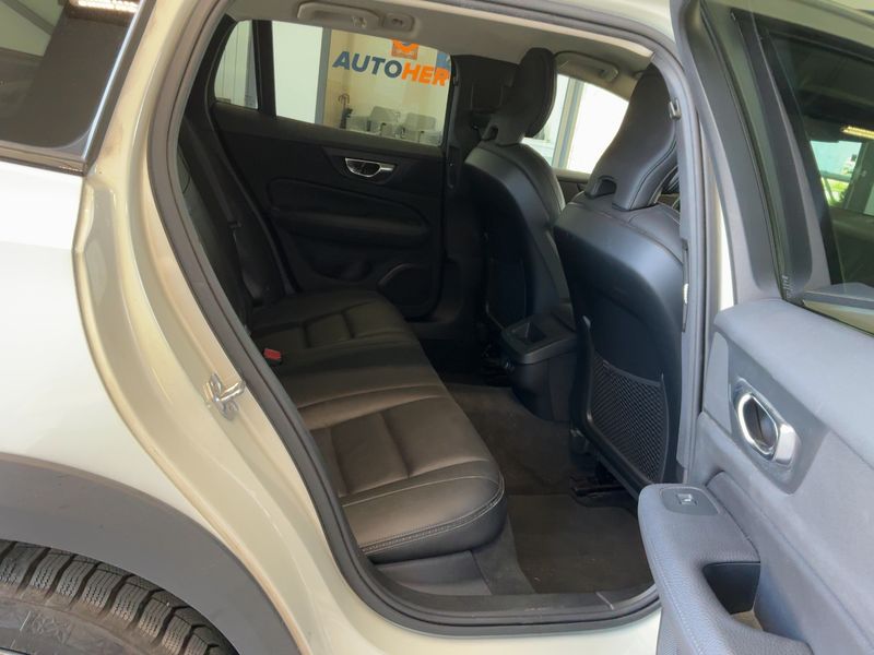 Volvo V60 Cross Country 2.0 D4 AWD — zdjęcie 14