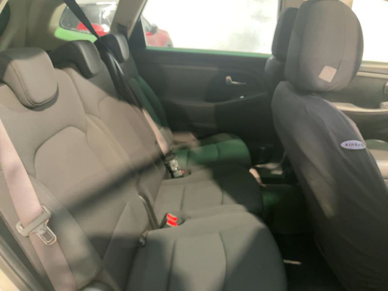 Kia Carens 1.7 CRDi Motion — zdjęcie 14