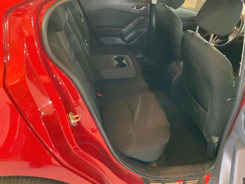 Mazda 3 2.0 Revolution — zdjęcie 14