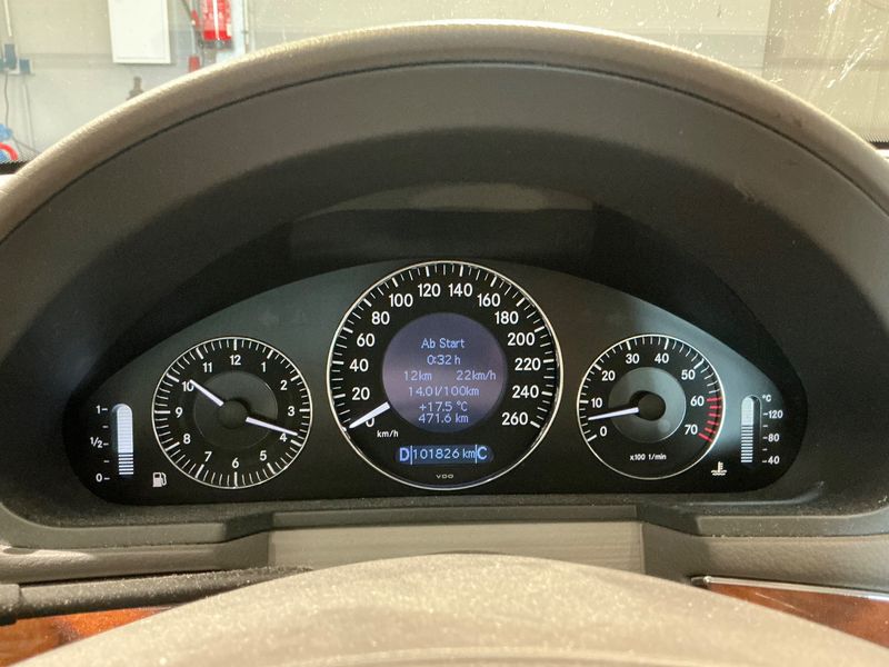 Mercedes-Benz E-Klasse E 240 Elegance — zdjęcie 13