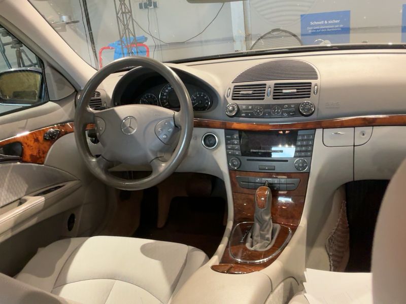 Mercedes-Benz E-Klasse E 240 Elegance — zdjęcie 12
