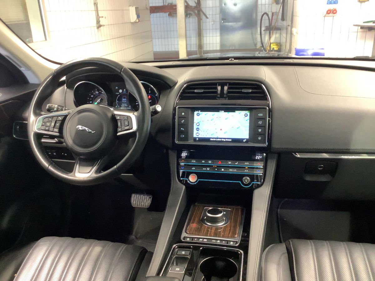 Jaguar F-Pace 2018 — photo 18