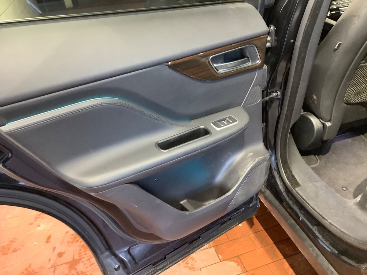 Jaguar F-Pace 2018 — photo 29