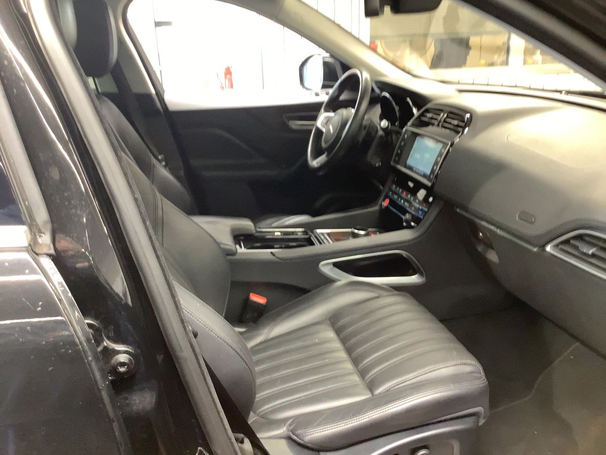 Jaguar F-Pace 2018 — photo 17