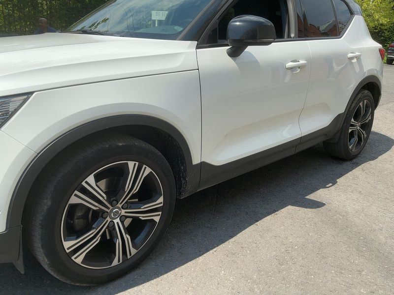 Volvo XC40 2.0 T4 R-Design 2WD — zdjęcie 2