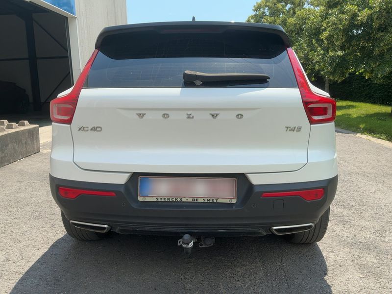 Volvo XC40 2.0 T4 R-Design 2WD — zdjęcie 5