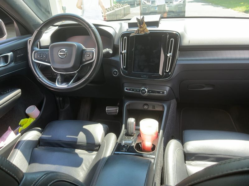 Volvo XC40 2.0 T4 R-Design 2WD — zdjęcie 12