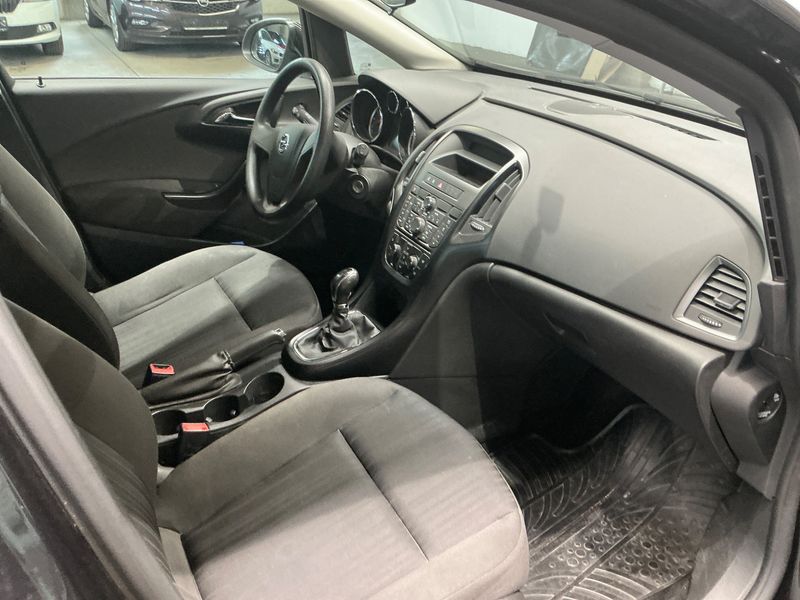Opel Astra 1.4 Essentia — zdjęcie 3