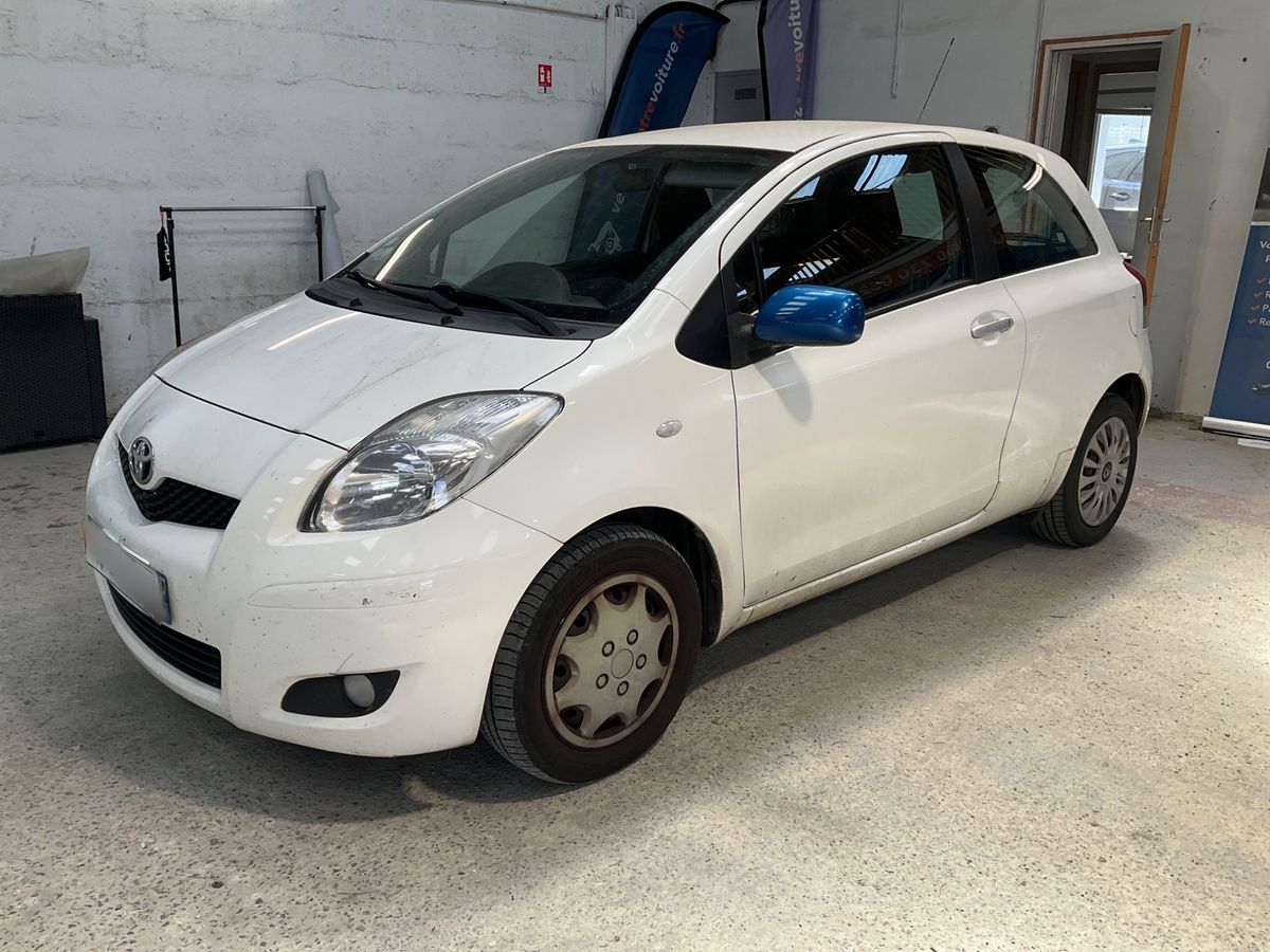 Toyota Yaris 2011 — photo 1