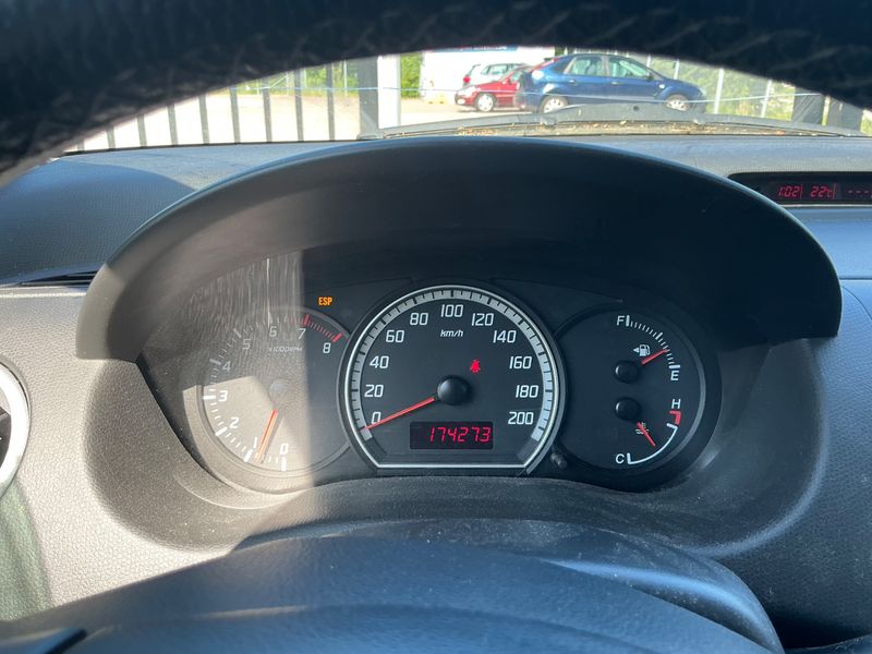 Suzuki Swift 1.3 Comfort — zdjęcie 4