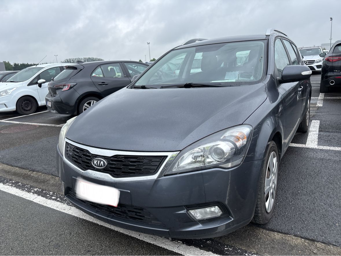 Kia cee'd 2010 — photo 1