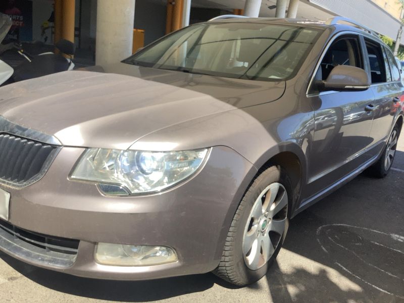 Skoda Superb 2.0 TDI Ambition 2011 – снимка 2