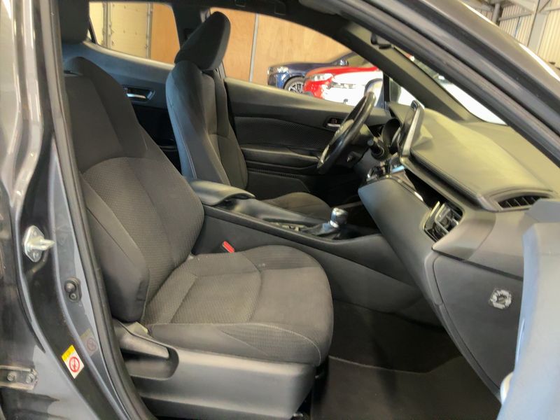 Toyota C-HR 1.8 Hybrid Dynamic — zdjęcie 11