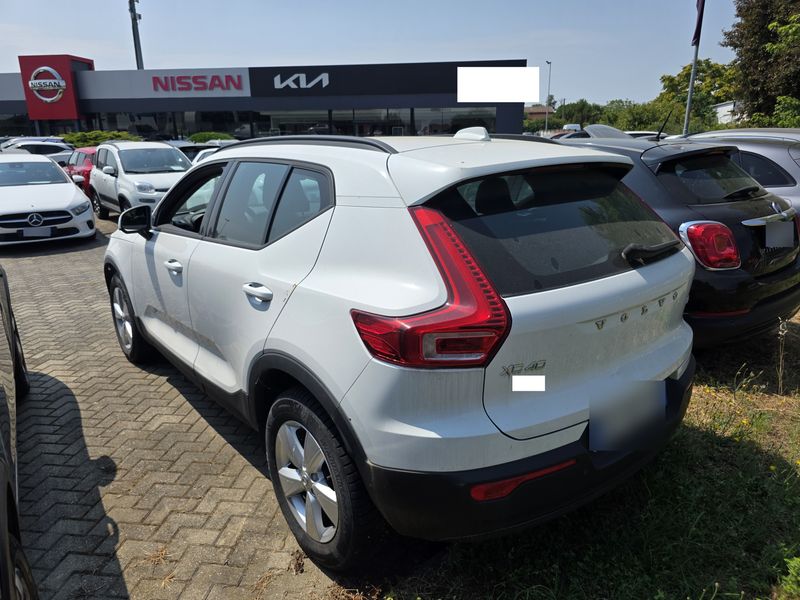 Volvo XC40 1.5 T2 Momentum Core 2WD — zdjęcie 3