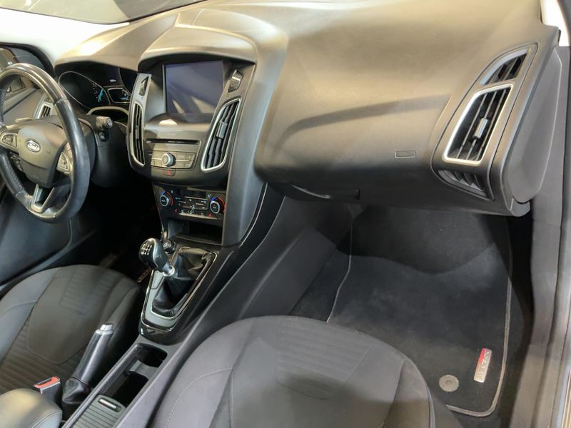 Ford Focus 1.0 EcoBoost Titanium — zdjęcie 12