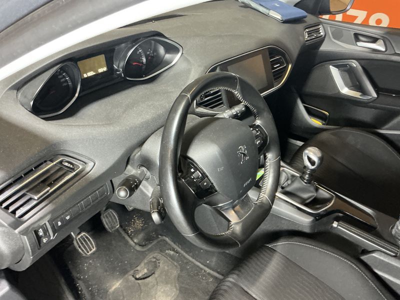 Peugeot 308 1.2 e-THP Active 2015 – снимка 22