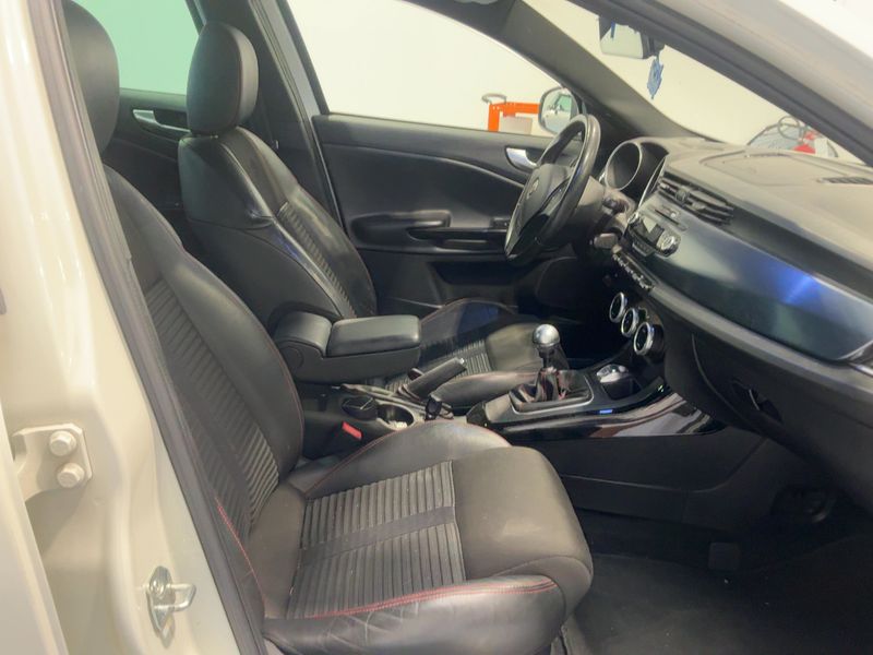 Alfa Romeo Giulietta 1.8 Turbo Quadrifoglio Verde — zdjęcie 11