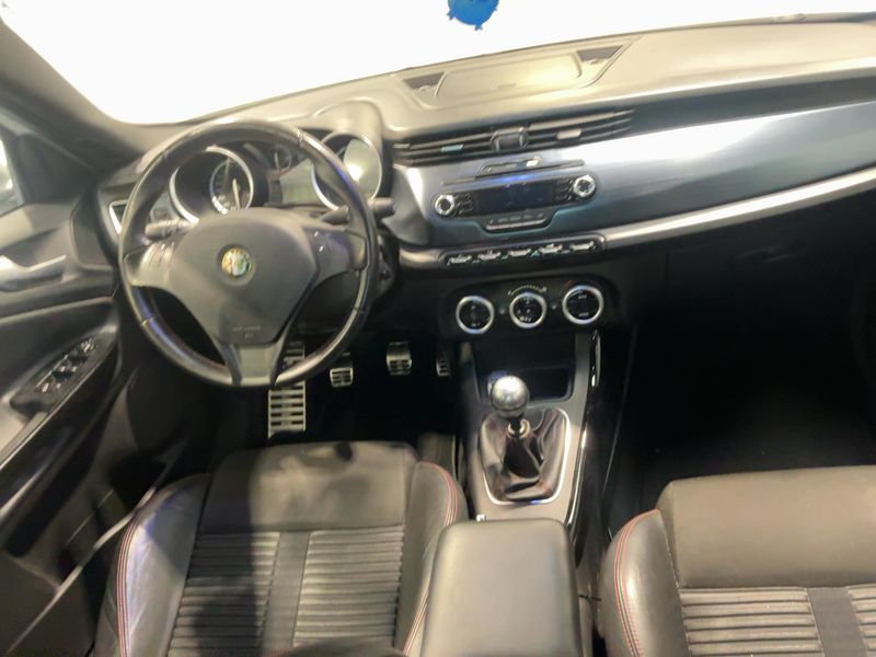 Alfa Romeo Giulietta 1.8 Turbo Quadrifoglio Verde — zdjęcie 12