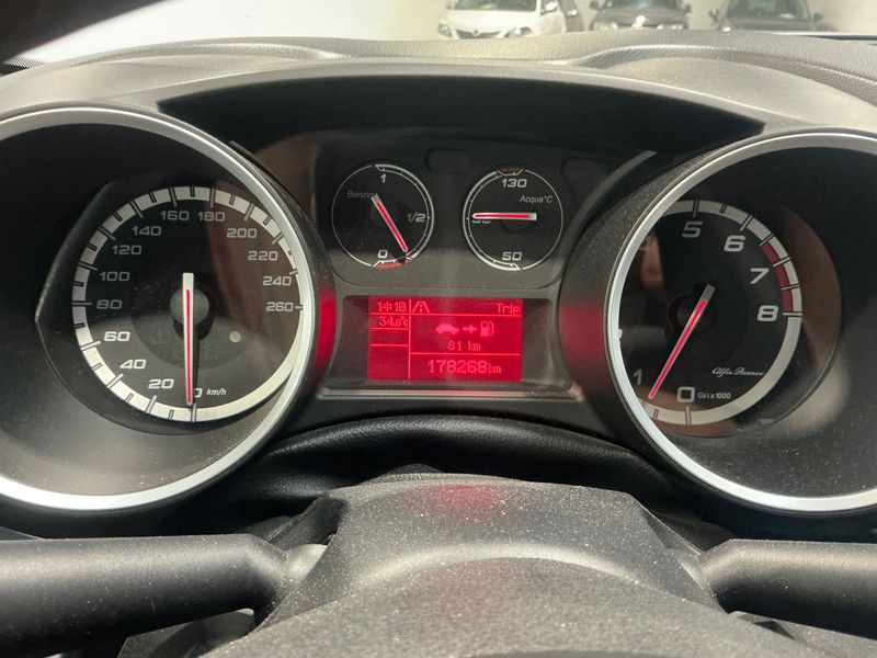 Alfa Romeo Giulietta 1.8 Turbo Quadrifoglio Verde — zdjęcie 13