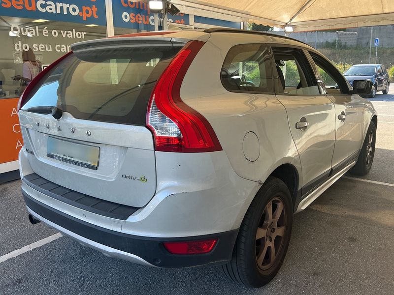 Volvo XC60 2.0 DRIVe Kinetic — zdjęcie 6