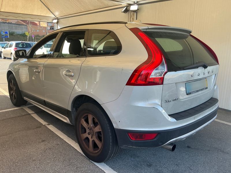 Volvo XC60 2.0 DRIVe Kinetic — zdjęcie 3