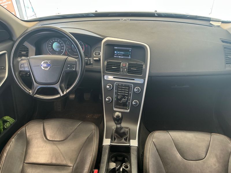 Volvo XC60 2.0 DRIVe Kinetic — zdjęcie 11