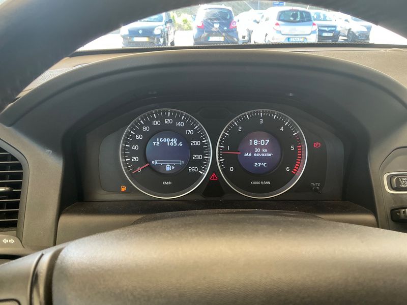 Volvo XC60 2.0 DRIVe Kinetic — zdjęcie 13