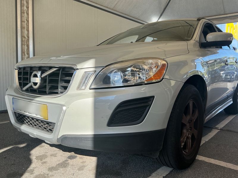 Volvo XC60 2.0 DRIVe Kinetic — zdjęcie 2