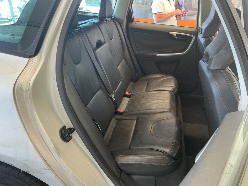 Volvo XC60 2.0 DRIVe Kinetic — zdjęcie 14