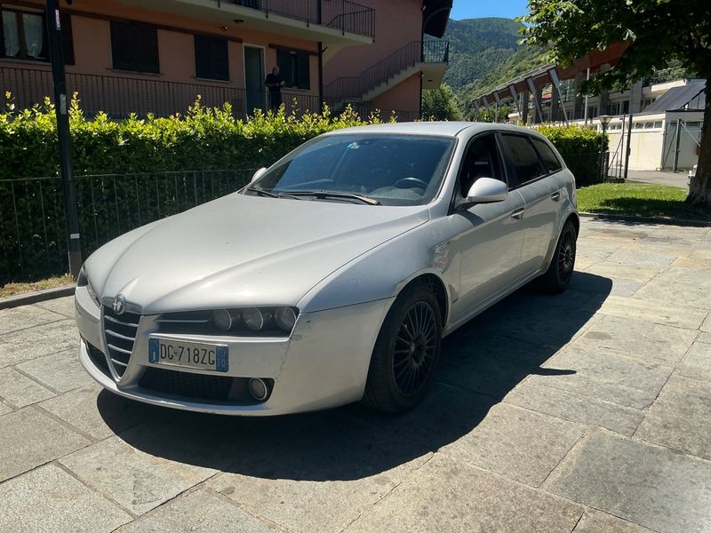 Alfa Romeo Alfa 159 1.9 JTD JTDM Distinctive — zdjęcie 1
