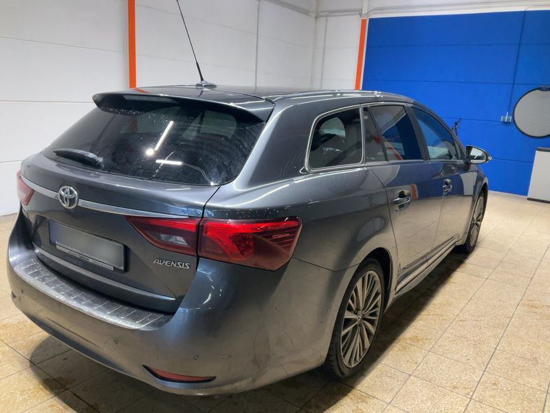 Toyota Avensis 2.0 D-4D Executive — zdjęcie 6
