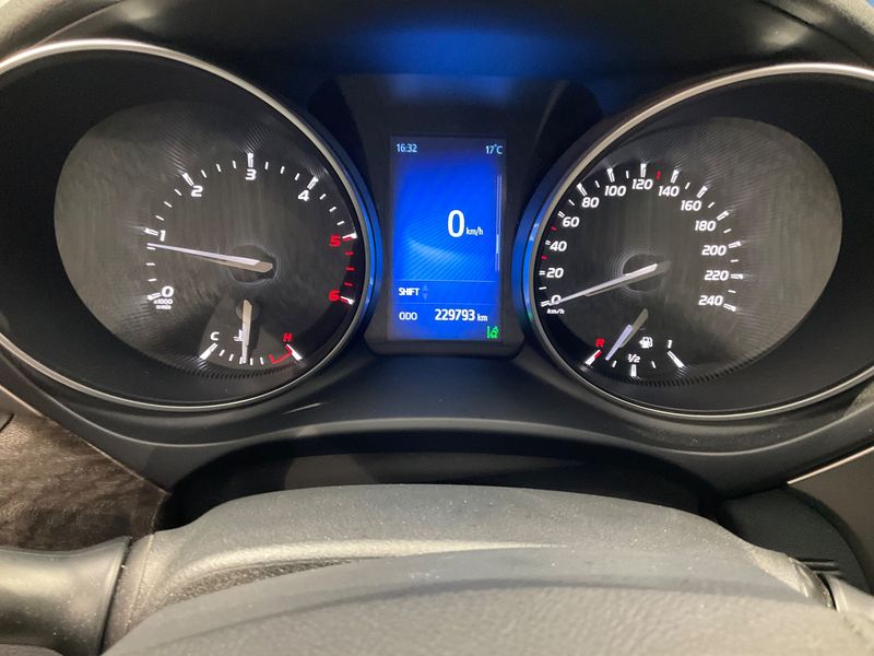 Toyota Avensis 2.0 D-4D Executive — zdjęcie 13