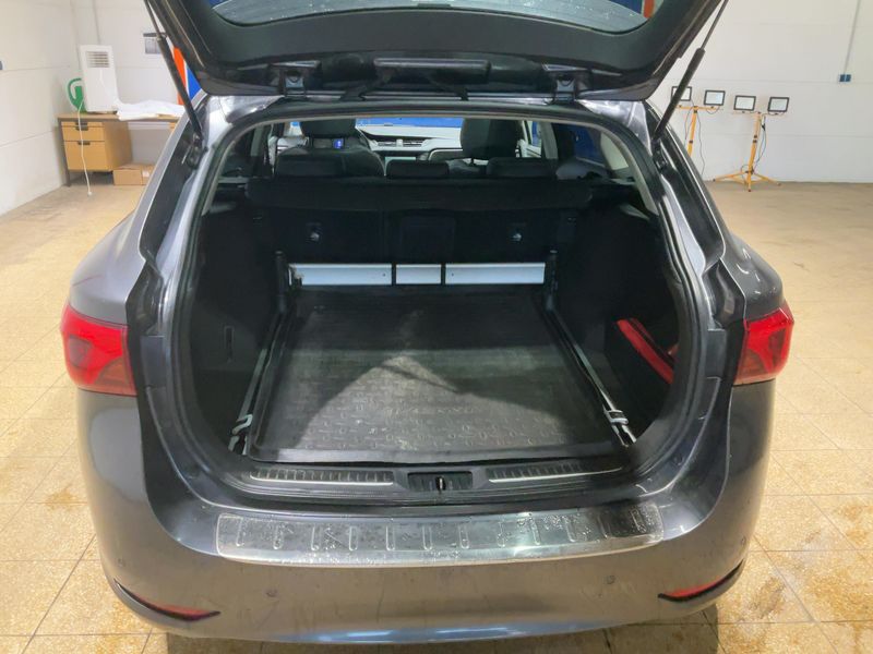 Toyota Avensis 2.0 D-4D Executive — zdjęcie 10