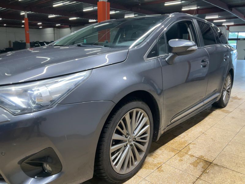 Toyota Avensis 2.0 D-4D Executive — zdjęcie 2