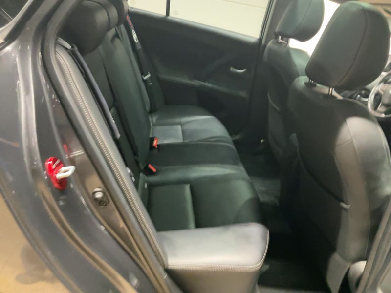 Toyota Avensis 2.0 D-4D Executive — zdjęcie 14