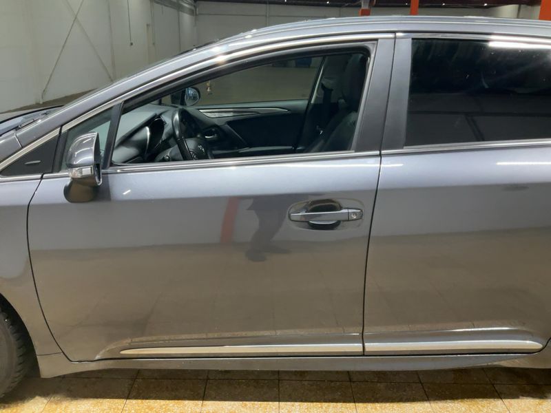 Toyota Avensis 2.0 D-4D Executive — zdjęcie 4