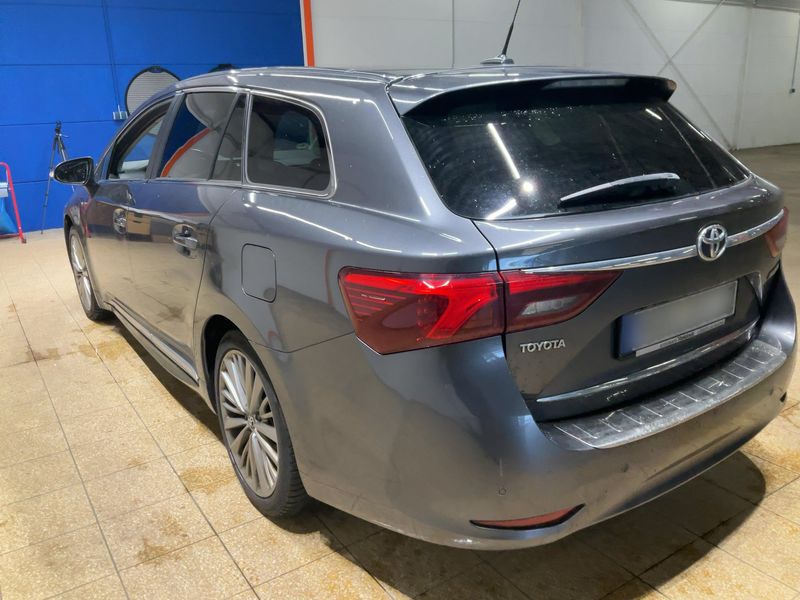 Toyota Avensis 2.0 D-4D Executive — zdjęcie 3