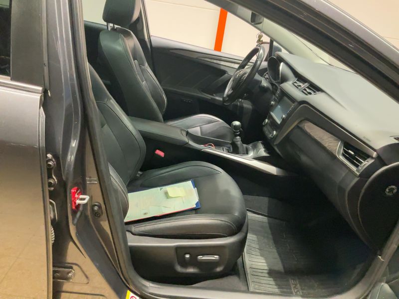 Toyota Avensis 2.0 D-4D Executive — zdjęcie 11