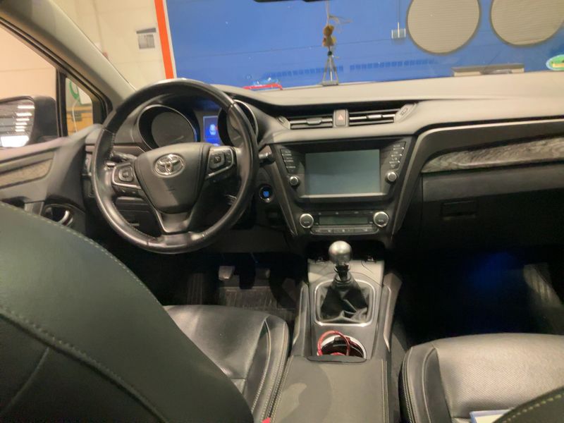 Toyota Avensis 2.0 D-4D Executive — zdjęcie 12