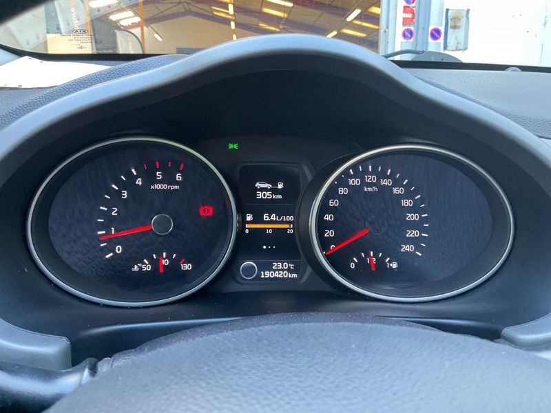Kia Sportage 1.7 CRDi Premium 2WD — zdjęcie 13