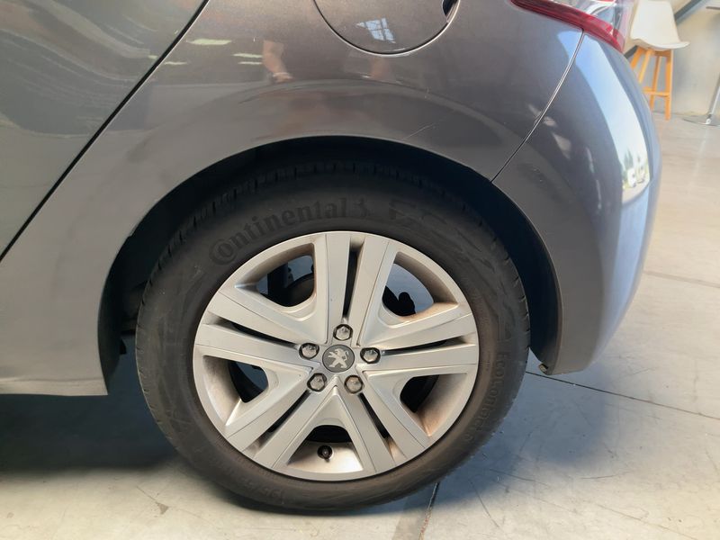 Peugeot 208 1.2 e-THP Allure Business 2018 – снимка 5